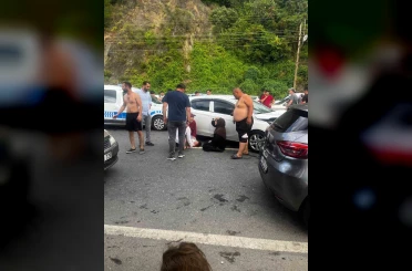 Yolun karşısına geçerken otomobilin çarptığı baba ve oğlu ağır yaralandı 