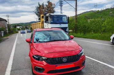 Yolun karşısına geçerken otomobilin çarptığı yaya ağır yaralandı 