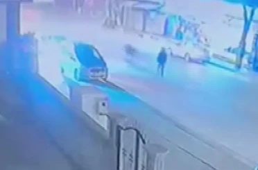 Yolun karşısına geçmek isteyen çocuğa motosiklet çarptı... O anlar kamerada 