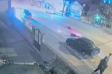 Yolun karşısına geçmek isteyen çocuğa motosiklet çarptı... O anlar kamerada