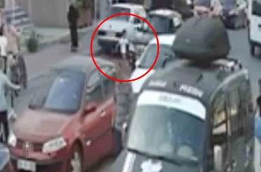 Yolun karşısına geçmek isteyen çocuğa otomobil çarptı 