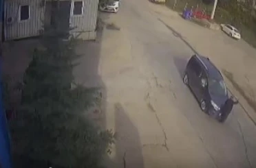 Yolun karşısına geçmek isteyen yaşlı adama aracın çarpma anı kamerada 