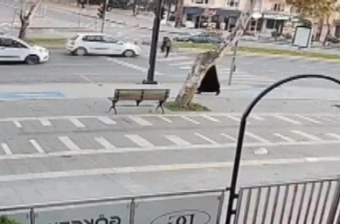 Yolun karşısına geçmeye çalışan yayaya otomobil çarptı 