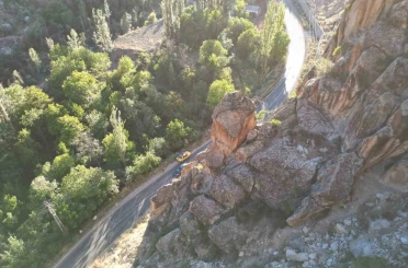 Yolun üzerindeki dev kaya korkutuyor 