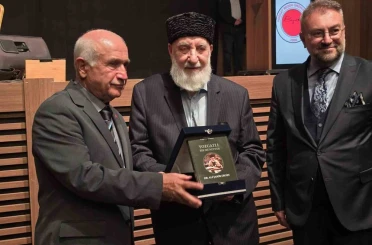 Yozgatlı Dr. Ali Şakir Ergin’e doğumunun 88’nci yılında adına yazılan kitap hediye edildi 