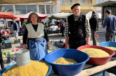 Yozgat’ta 70’lik çift 40 yıldır omuz omuza pazarcılık yapıyor 