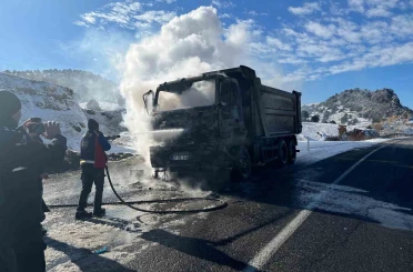 Yozgat’ta kamyon yandı, kullanılamaz hale geldi 