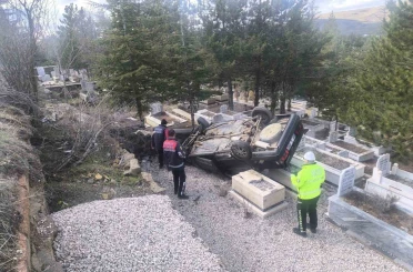 Yozgat’ta otomobil mezarlığa uçtu: 2 yaralı 