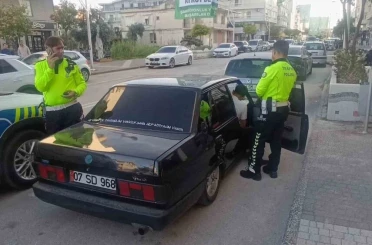 Yüksek sesli müzik yayını aday sürücüyü hem aracından hem de ehliyetten etti 