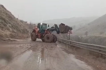 Yüksekova-Van kara yolunda heyelan meydana geldi 