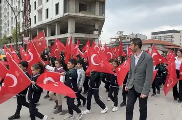 Yüksekova’da 110 metrelik dev bayrakla yürüyüş
