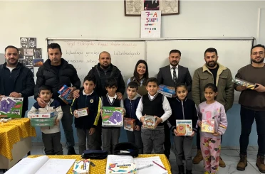 Yüksekova’da 16 okula 440 farklı eğitim ve zeka oyunu seti ile kırtasiye malzemesi hediye edildi 