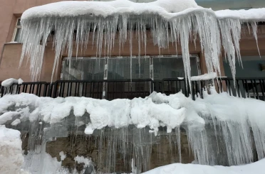 Yüksekova’da 3 metrelik buz sarkıtları oluştu 