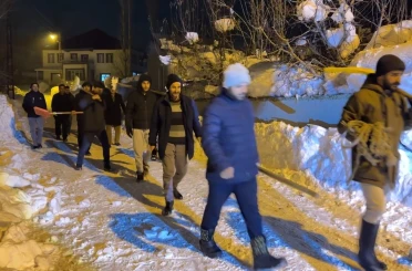 Yüksekova’da cemaat namazdayken çatı çöktü: İmam anons etti, köylü küreği ve halatıyla yardıma koştu 