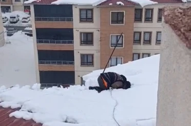 Yüksekova’da dondurucu soğuğa rağmen çatıda ibadet: Kar üzerinde namaz kıldı 