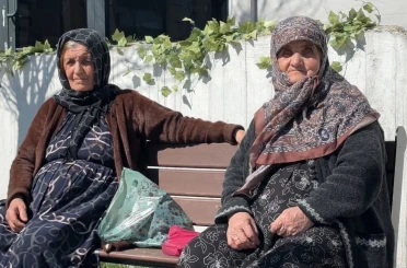 Yüksekova’da güneş yüzünü gösterdi: Vatandaşlar parklara akın etti 
