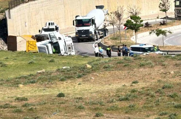 Yüksekova’da hafriyat yüklü kamyon devrildi 