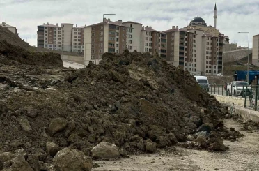Yüksekova’da heyelan ulaşımı aksatıyor: Pizok yolunda ulaşım 1 aydır tek şeritten sağlanıyor 