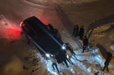 Yüksekova’da kar esareti: Kara saplanan araçlar imece usulü kurtarıldı 