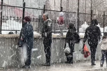 Yüksekova’da kar yağışı ilçeyi beyaza bürüdü 