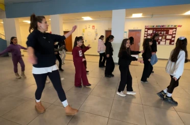 Yüksekova’da kültür sanat buluşması: Hakkari halayı ile Ege’nin zeybeği buluştu 