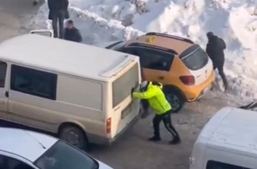 Yüksekova’da soğuk havada iç ısıtan hareket: Trafik polisi mahsur kalan aracı iterek kurtardı 