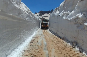 Yüksekova’da temmuz ayına rağmen 5 metrelik kar tünellerinde çalışma 
