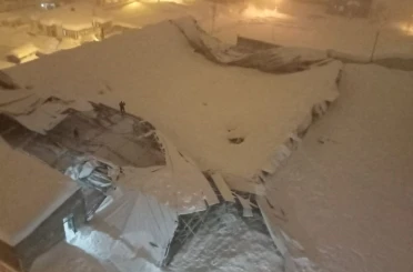 Yüksekova’da yoğun kar nedeniyle halı sahanın çatısı çöktü 