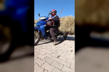 Yüksekovalı vatandaşın pratik zekası: Motosikletin arkasına el arabası bağlayarak üzerinde ot taşıdı 