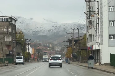 Yüksekova’nın etrafını çevreleyen dağlar beyaza büründü 