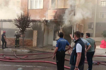 Yumurta dükkanını saran alevlere iş makinesiyle müdahale 