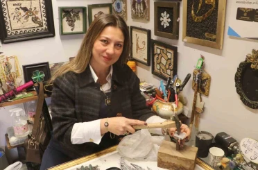 Yumurta kabuklarıyla başlayan sanat merakında 30 yıldır ilmik ilmik taşları mozaiğe dönüştürüyor 