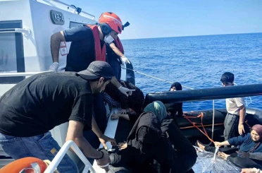 Yunanistan’ın geri ittiği 35 düzensiz göçmen kurtarıldı 