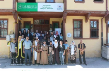 Yunus Emre’nin hayatı açık havada tiyatro oyunuyla sahnelendi 