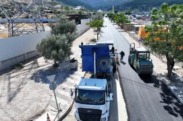 Yunusemre Emlakdere’de 2 kilometrelik yol sıcak asfaltla yenilendi