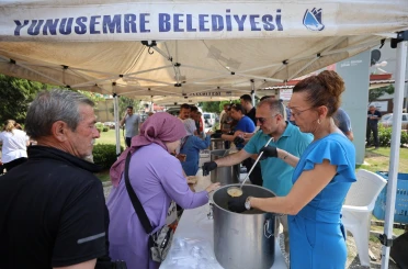 Yunusemre’de aşure bereketi mahalle mahalle yayılıyor 