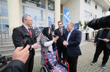 Yüreğir Belediyesi engelli bireylere tekerlekli sandalye dağıttı 