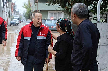 Yüreğir Belediyesi selde mağdur olan vatandaşları yalnız bırakmadı 