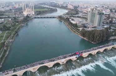 Yüreğir Belediyesi tarihi Taşköprü’de halk iftarı düzenledi 
