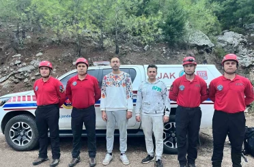 Yürüyüş sırasında kaybolan 2 genç, 15 saat sonra JAK timleri tarafından bulundu 