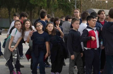 Yürüyüşü ile fenomen olan öğretmene sürpriz 