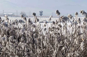 Yüzeyi buz tutan Kaz gölü kış manzarası ile mest etti 