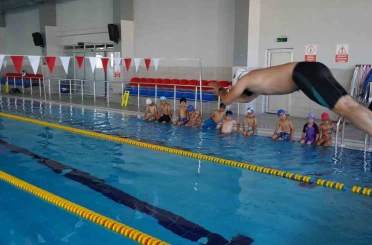 Yüzme havuzunda geleceğin sporcuları yetişiyor 