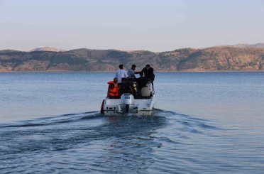 Yüzmek için göle giren çocuk kayboldu 