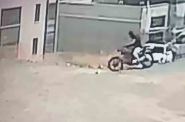 Yüzünü maske takarak gizleyen hırsız, motosikleti kendi malıymış gibi alıp gitti 