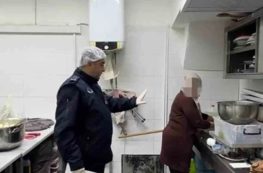 Zabıta denetimi esnasında mutfak tezgahında yıkanan paspas mide bulandırdı 