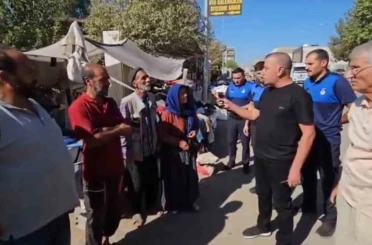 Zabıta müdürü pazarcı esnafını sıraya dizip azarladı 