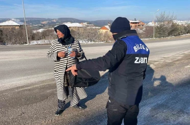 Zabıtadan kaçan kadın dilenci erkekler tuvaletine saklandı 