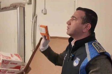 Zabıtanın denetimde son kullanma tarihi 3 yıl geçmiş ürün bulduğu işletme kendini "Bu iade ürün, ben bunları hiç kullanmadım" diyerek savundu 