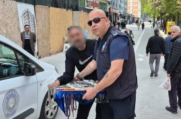 Zabıtanın müdahale ettiği seyyar satıcı basını da görünce şok oldu: "Sen kimsin?" 